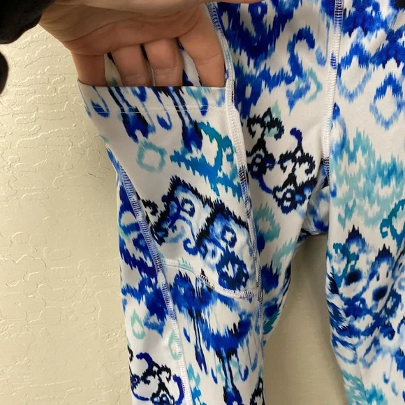 Cali Active Leggings w meadow pockets and inside hidden pocket - Picture 4 of 6